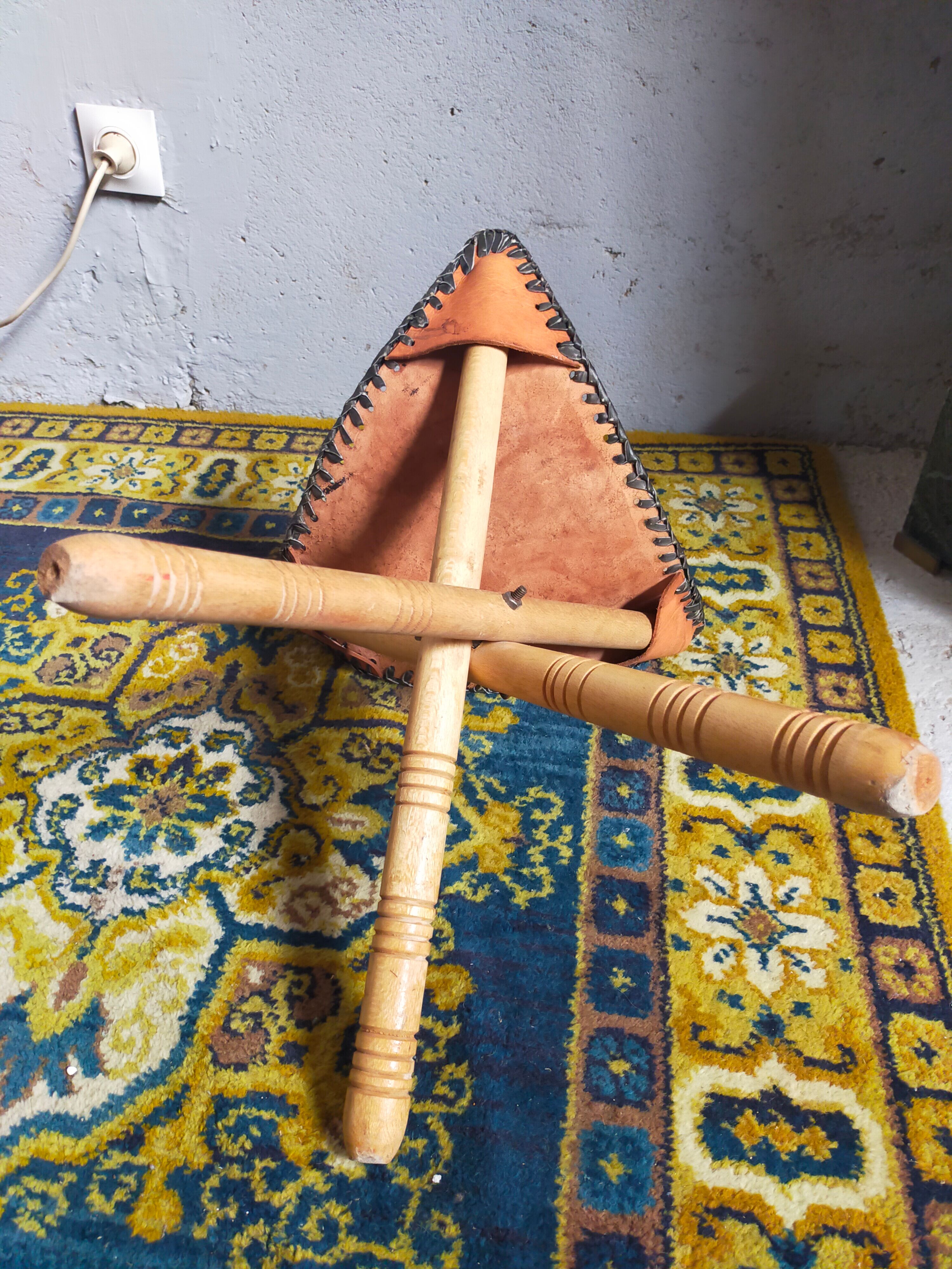 Folding tripod stool in Africa leather