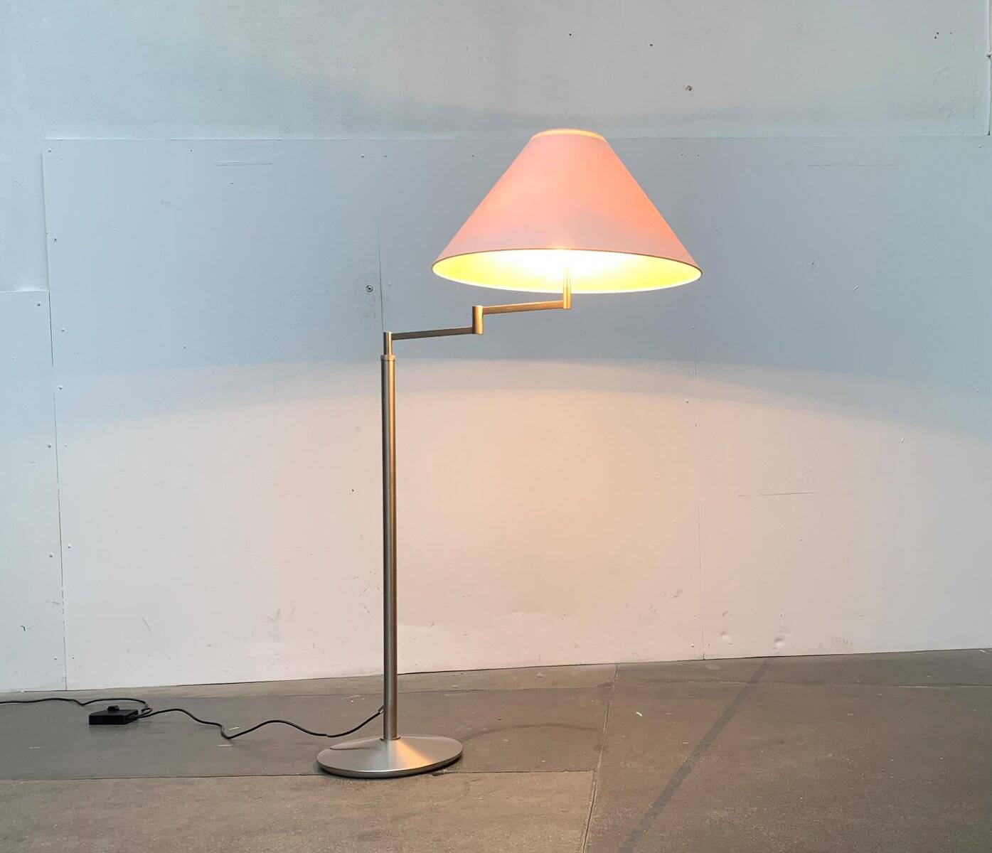 Adjustable floor lamp