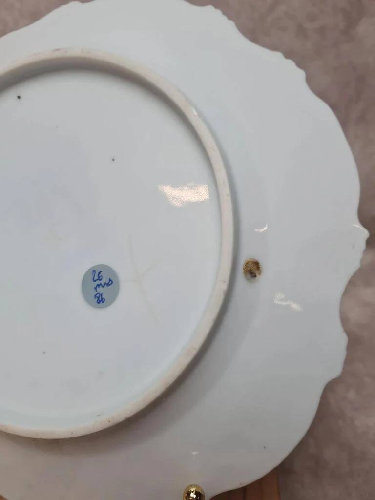 Set of 2 antique plates with Japanese-style hand-painted decoration – relief & gilding