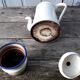 Cafetière émaillée blanche et bleu