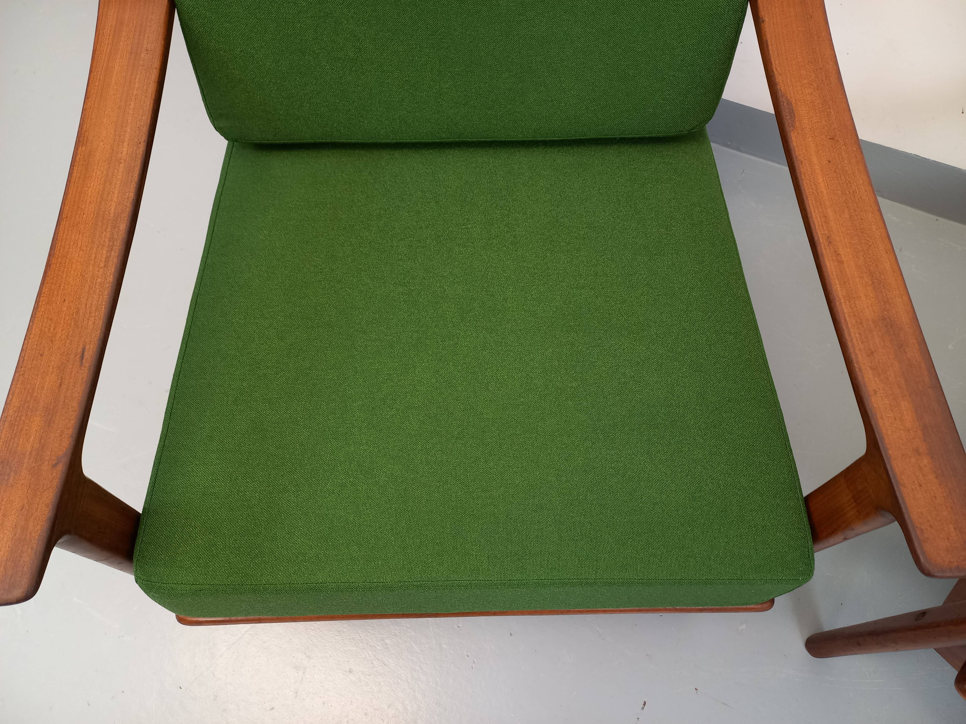 Paire de fauteuils scandinaves vintage en teck et tissu vert des années 60