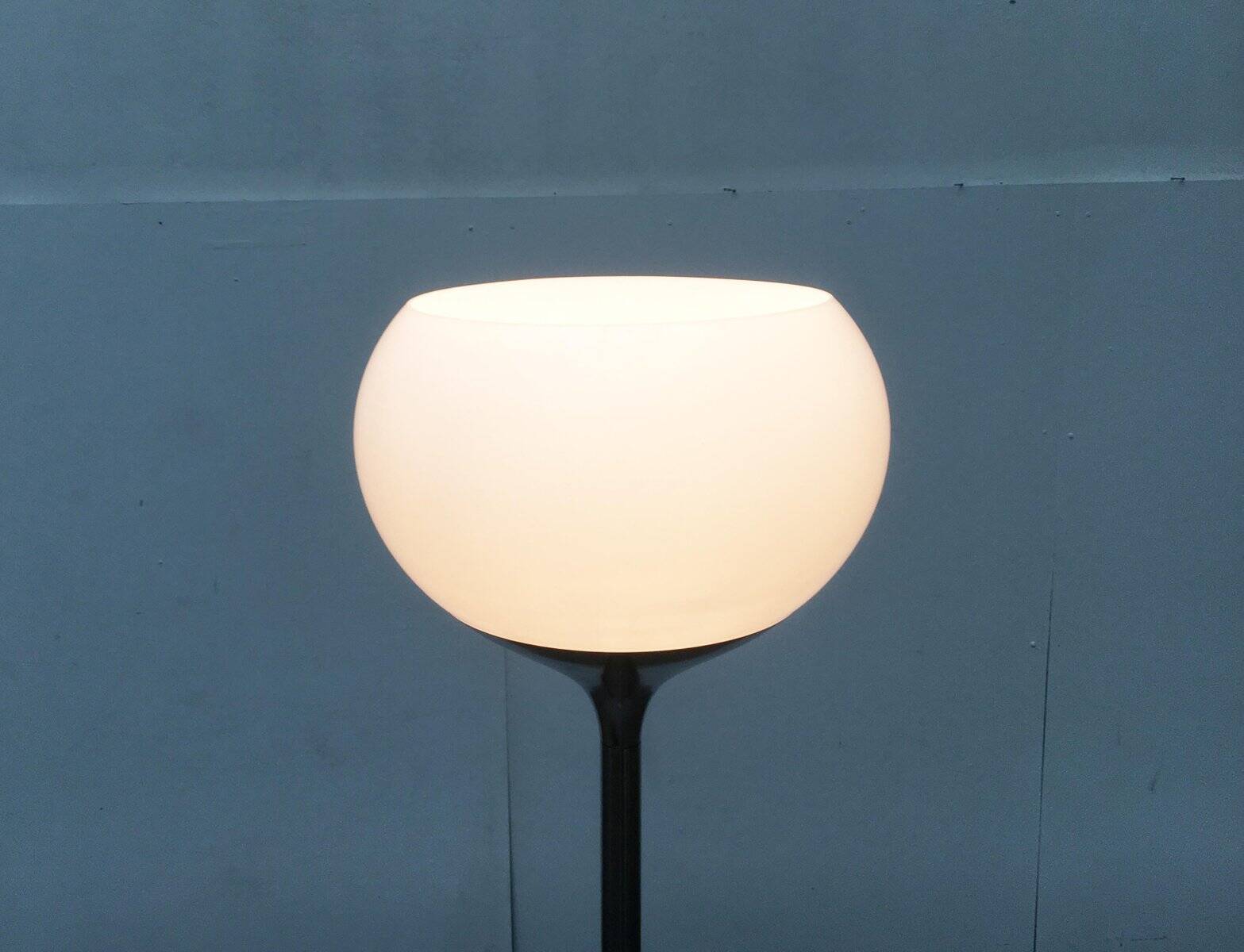 Flash floor lamp from the Italian mid-century space age by Guzzini.