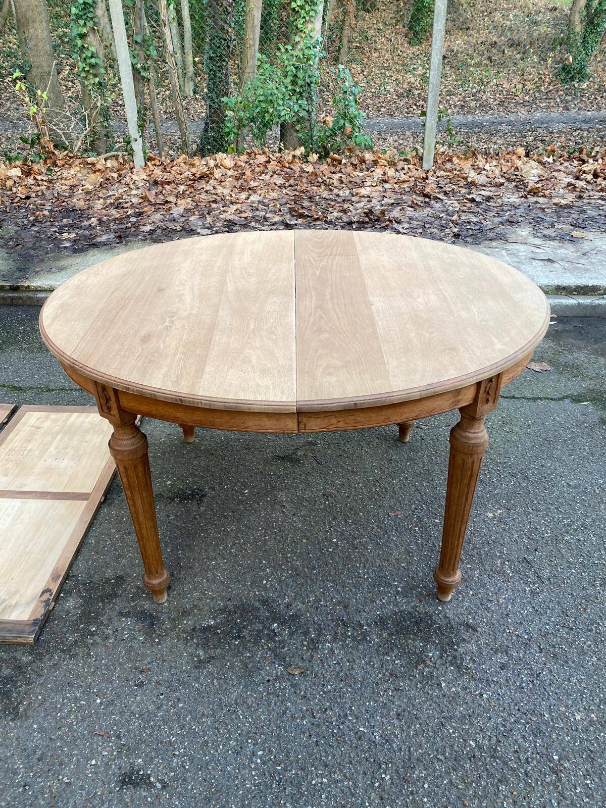 Extendable round Art Deco dining table, restored in solid oak, circa 1950, 280cm