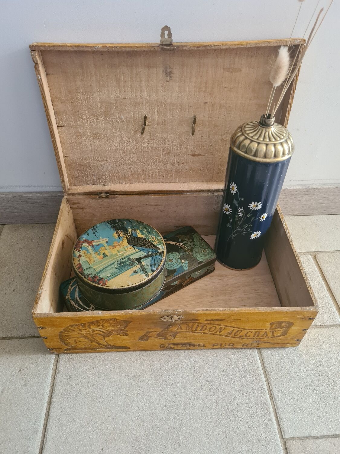 Old advertising box 1930