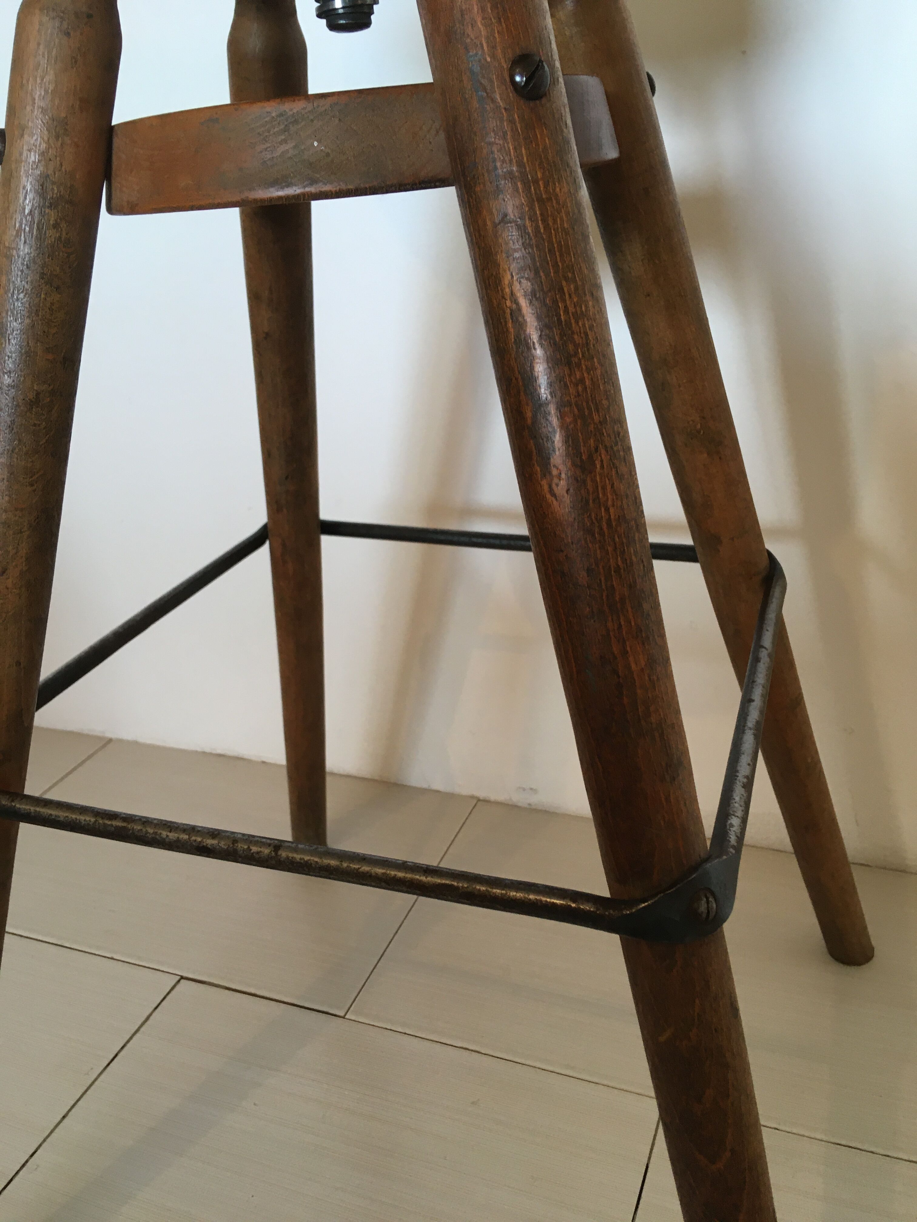Adjustable screw stool