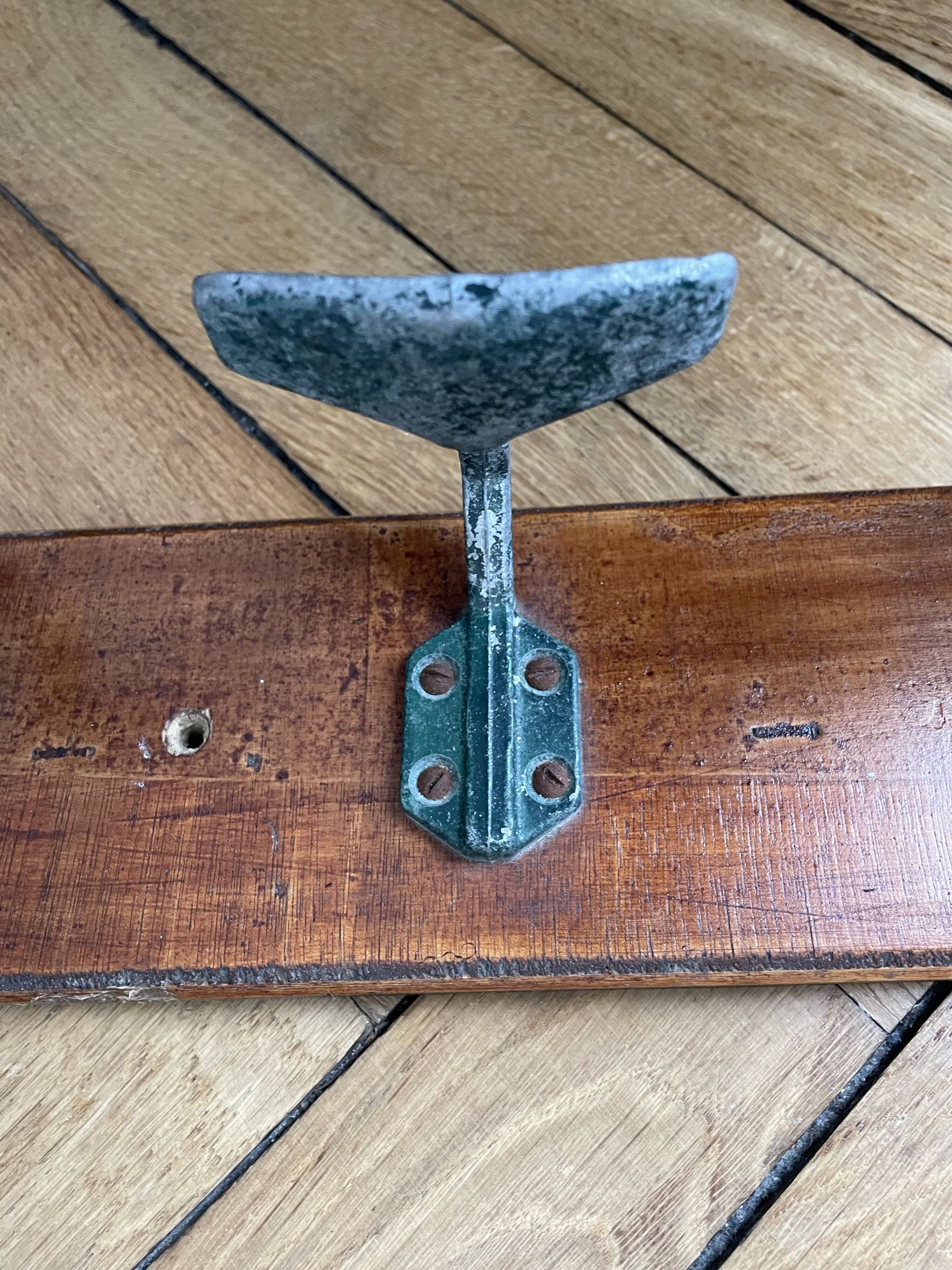 Patère d’école ancien en bois et métal