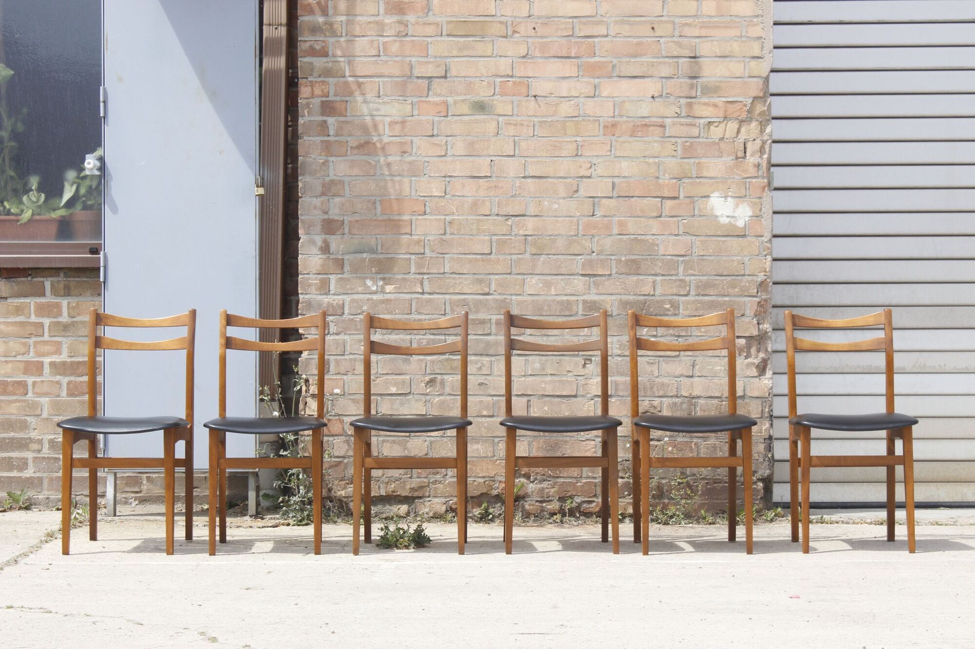 Set of 6 Scandinavian chairs in beech and black skaï, 1960s