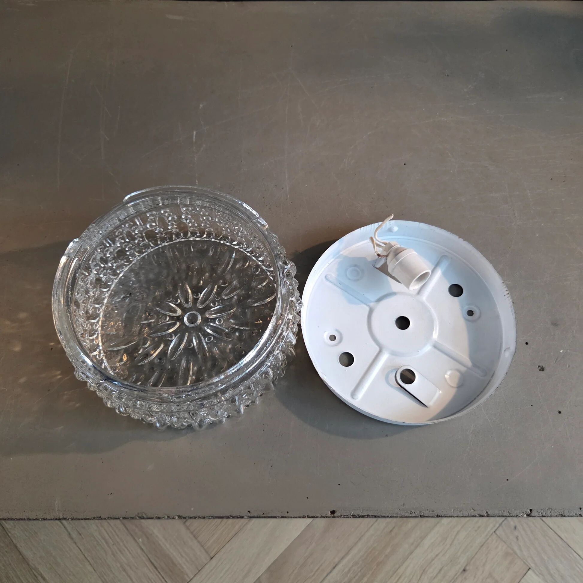 Plafonnier ou applique en verre moulé