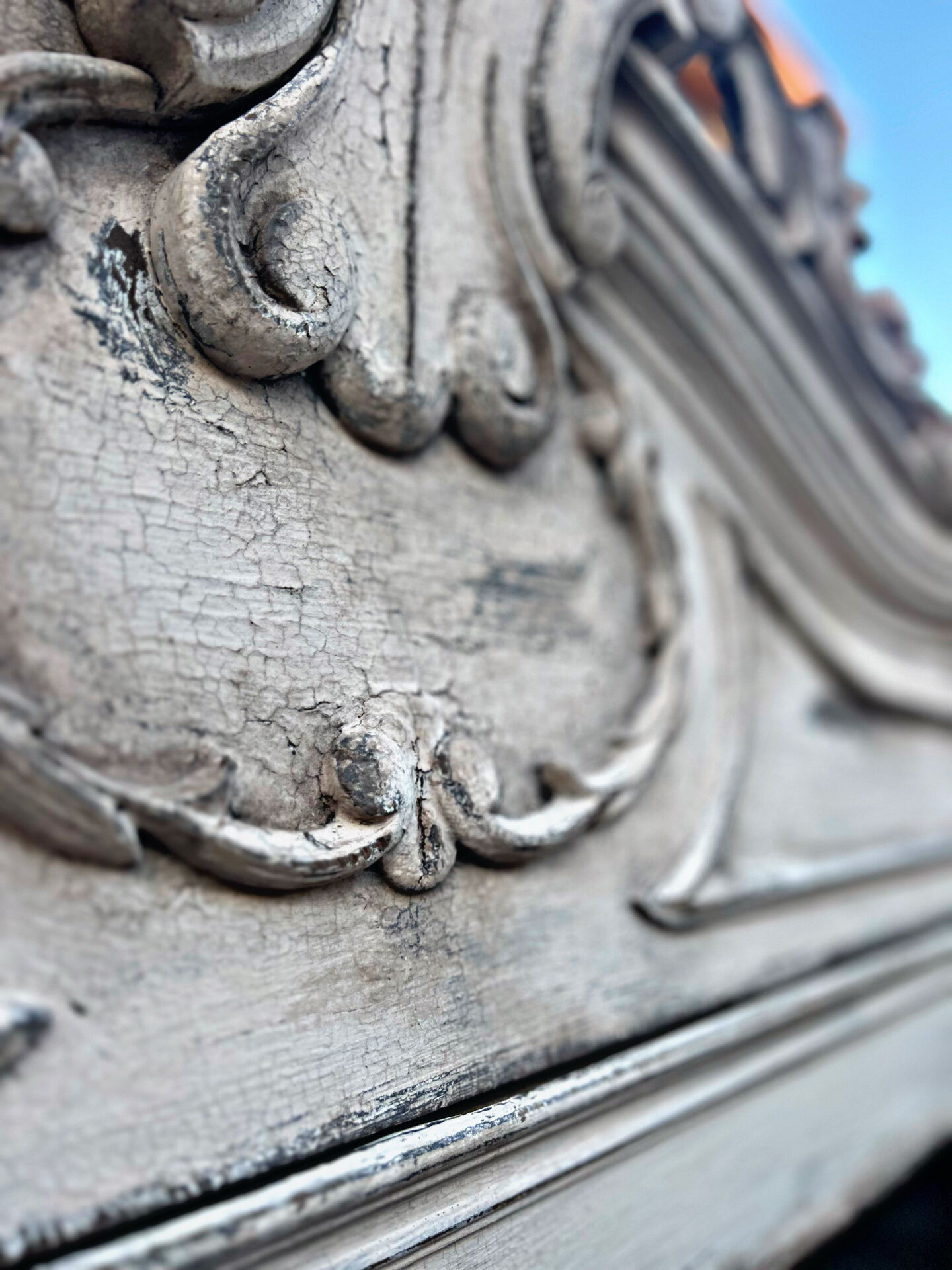 Patinated Tuscan-style bonnetière