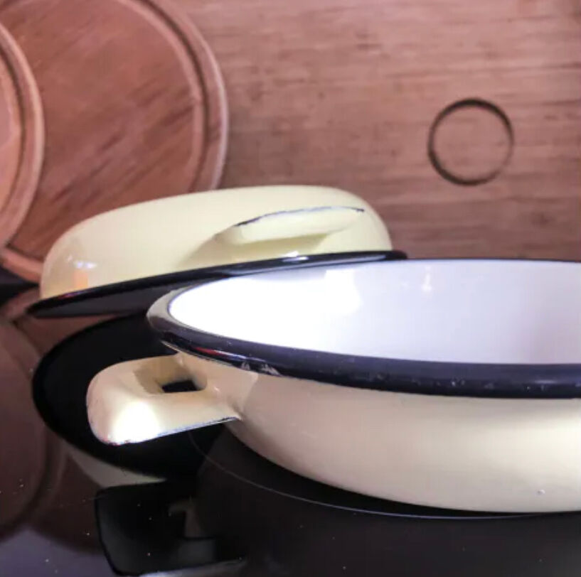 Duo of enamelled sheet metal frying pans