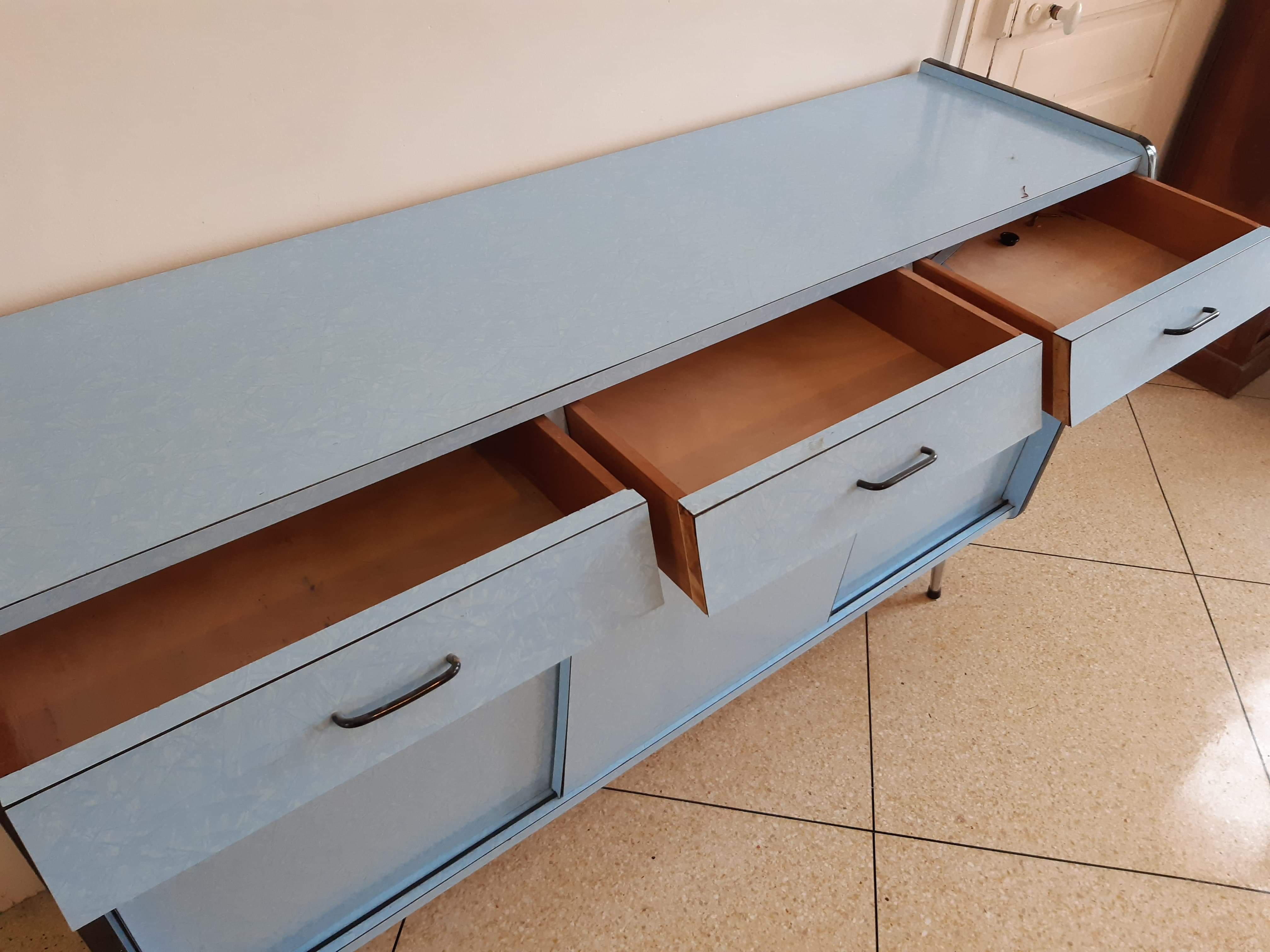 Buffet kitchen low blue formica