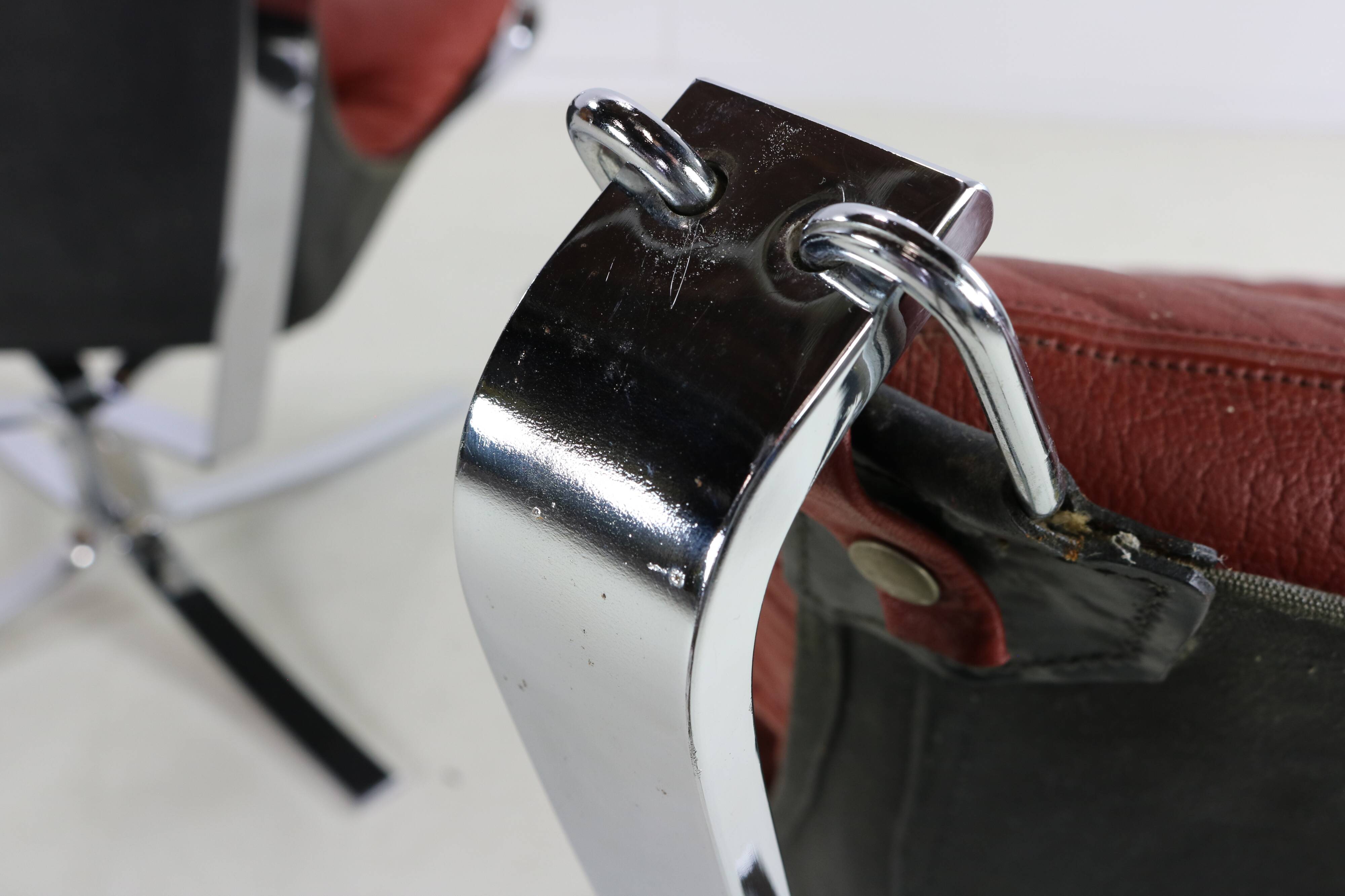 Seventies design special chromed metal Falcon chairs and table by Sigurd Re