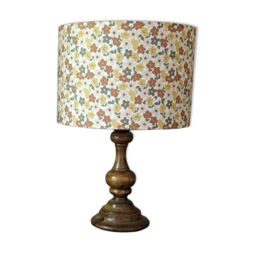 Vintage lamp | retro floral charm & turned solid wood base