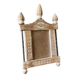 Beautiful Indian frame with wooden pediment carved in flat flowers and ceruse