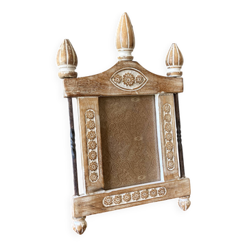 Beautiful Indian frame with wooden pediment carved in flat flowers and ceruse