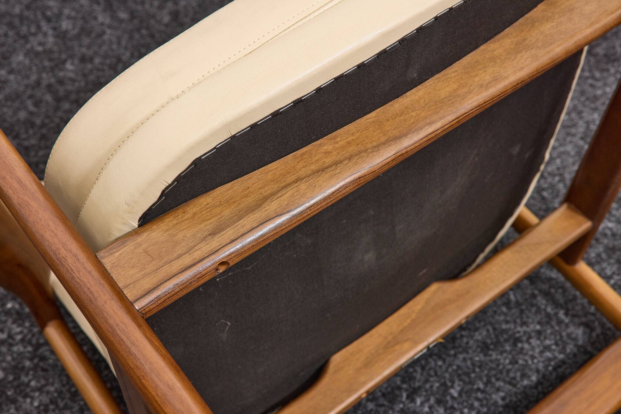 Chaises de salle à manger/conférence vintage avec accoudoirs en noyer et cuir vinyle d'origine b