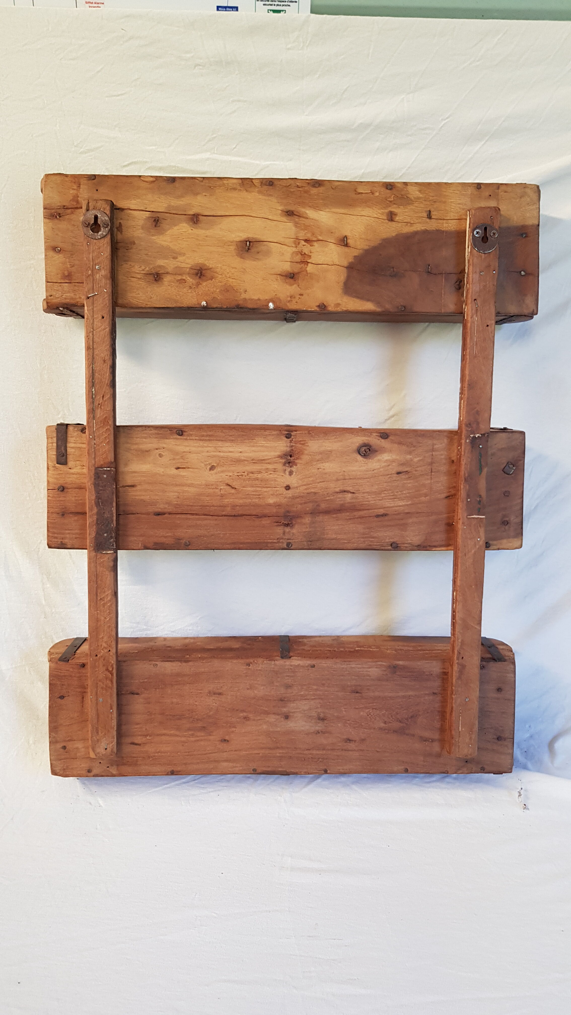 Etagère murale moules à briques en bois
