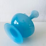 Carafe en opaline bleue