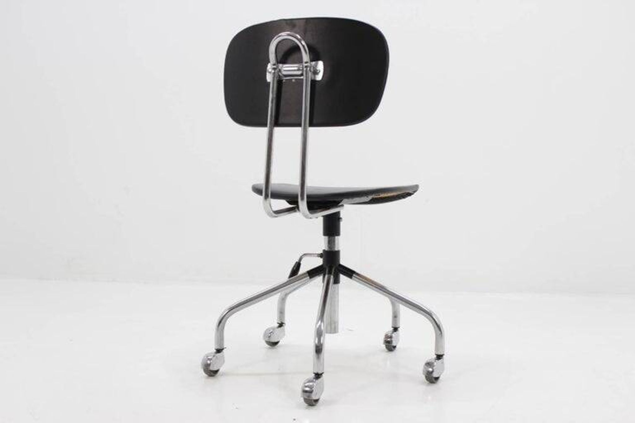 Chaise de bureau à roulettes en chrome
