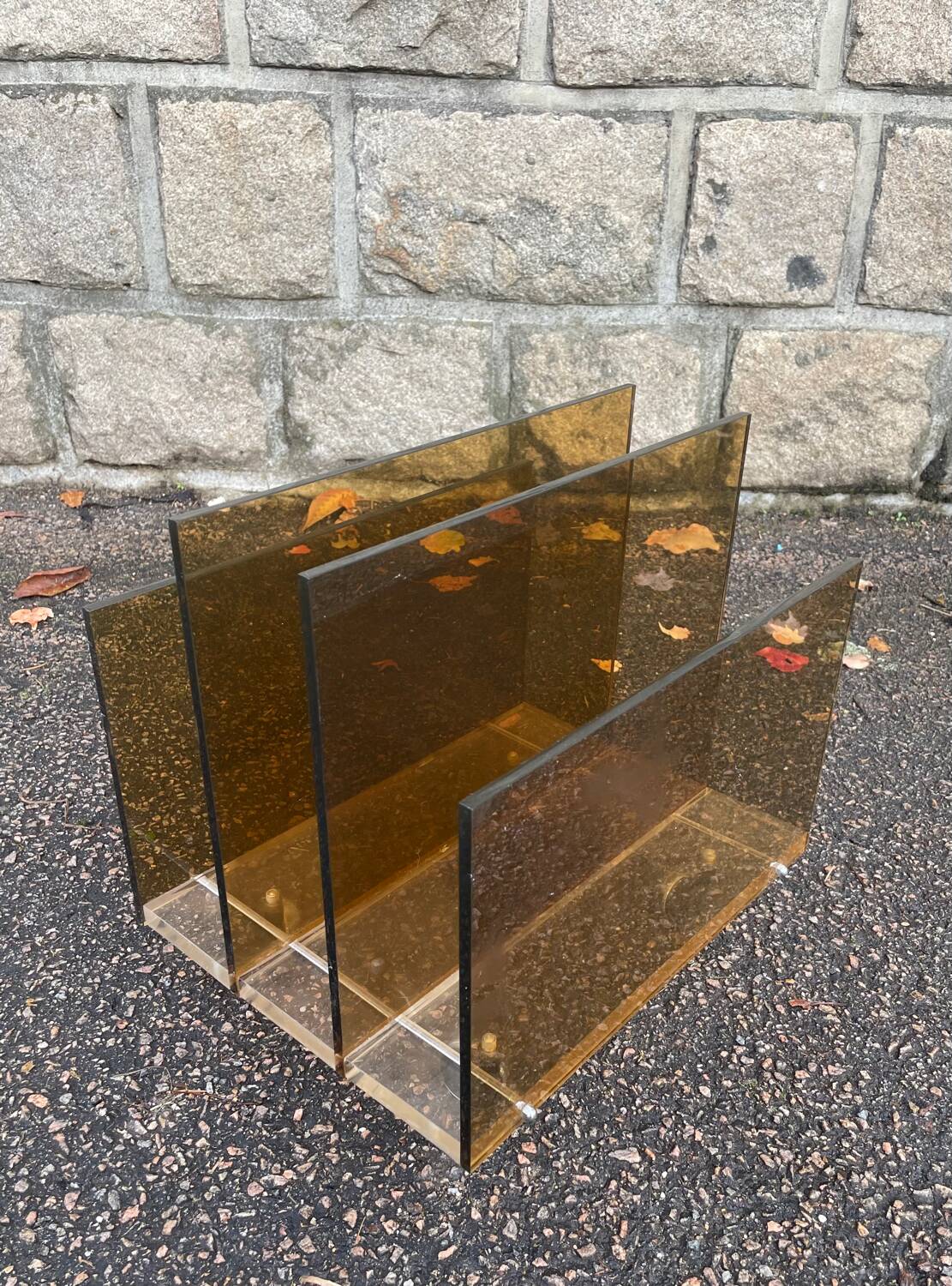 Porte revues en plexiglas avec roulettes