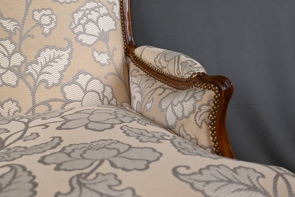 Queen's bergère in carved beech, Louis XV period – mid 18th century