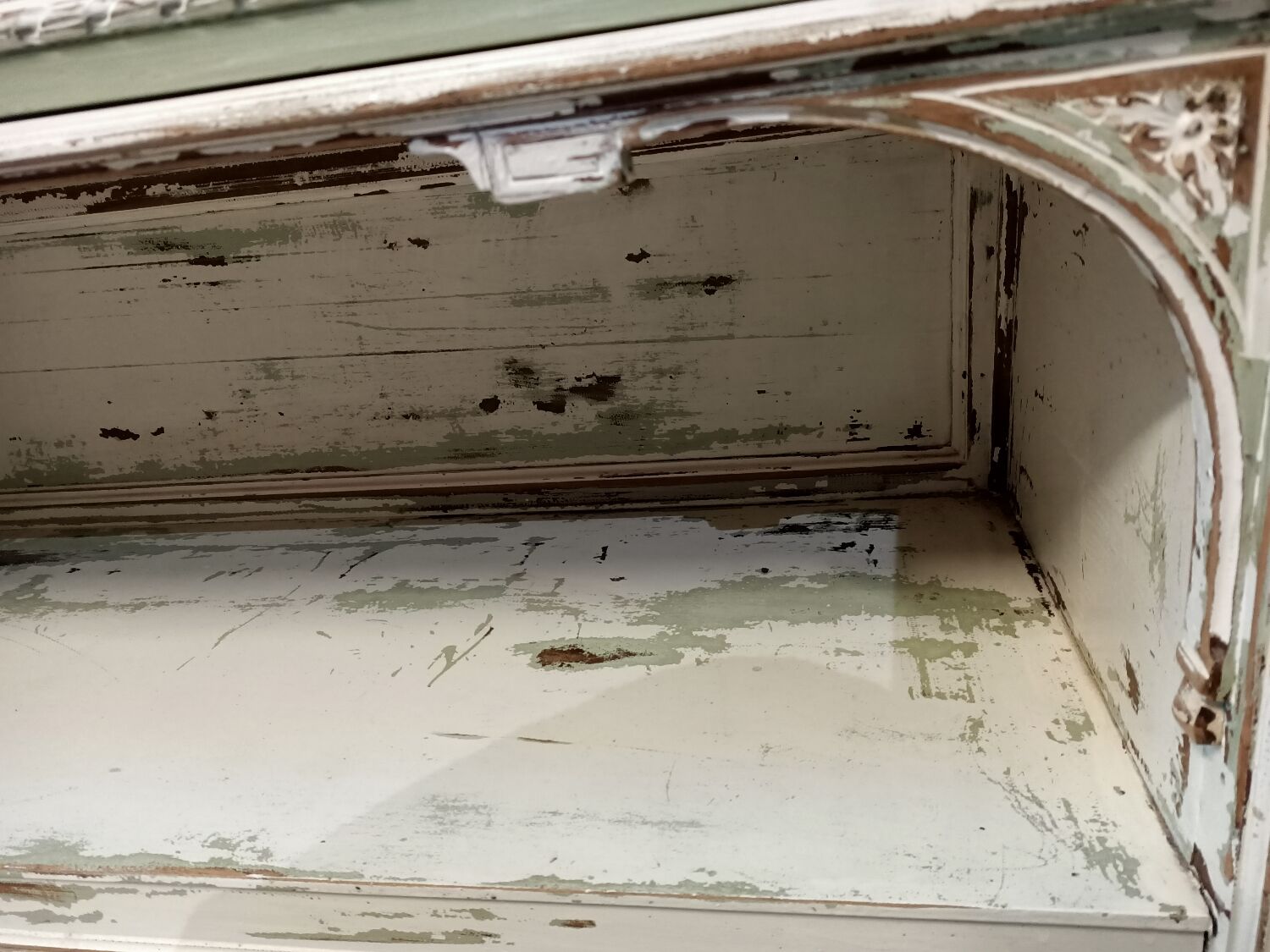 Patinated buffet service