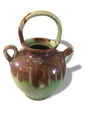 Ancienne poterie à huile terre