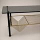Table basse vintage verre fumé, métal noir et laiton — années 70