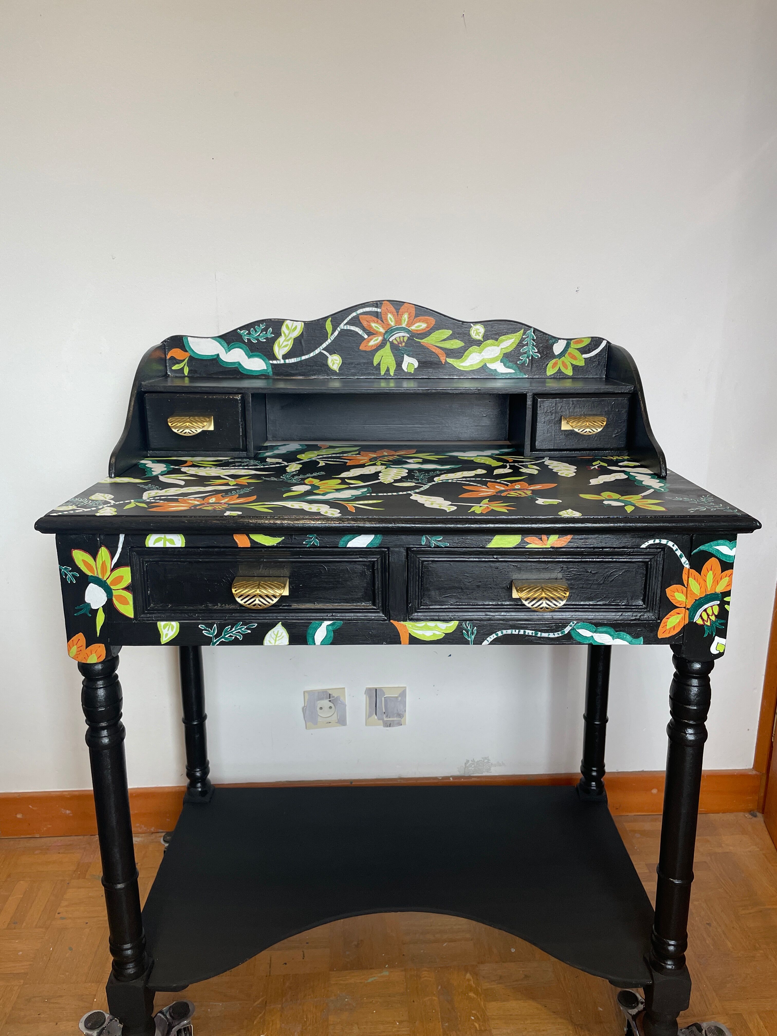 Painted hairdress / desk