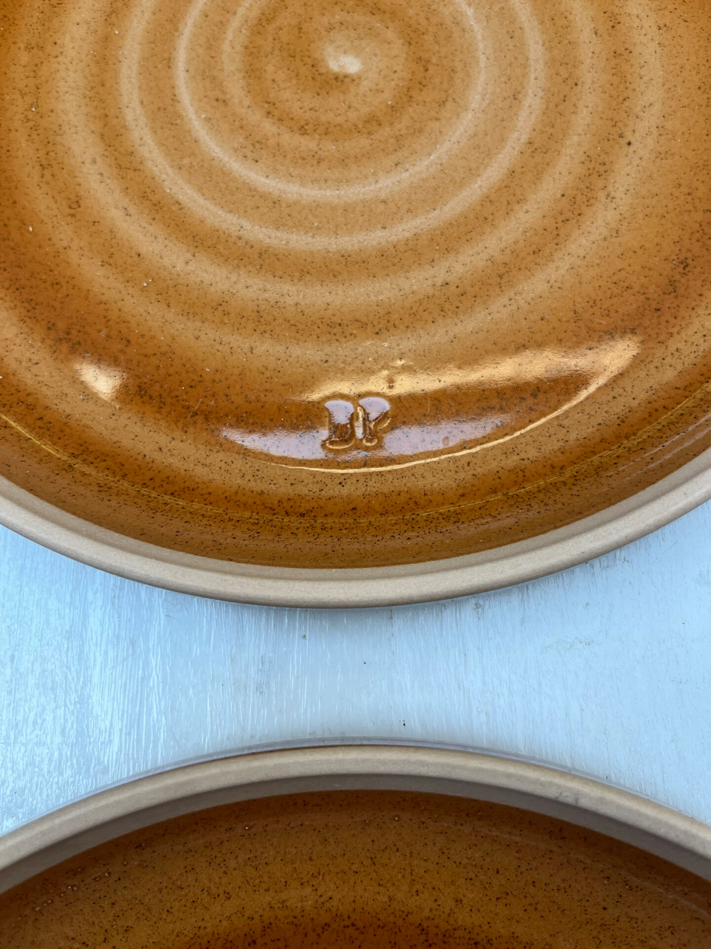 4 flat plates in stoneware