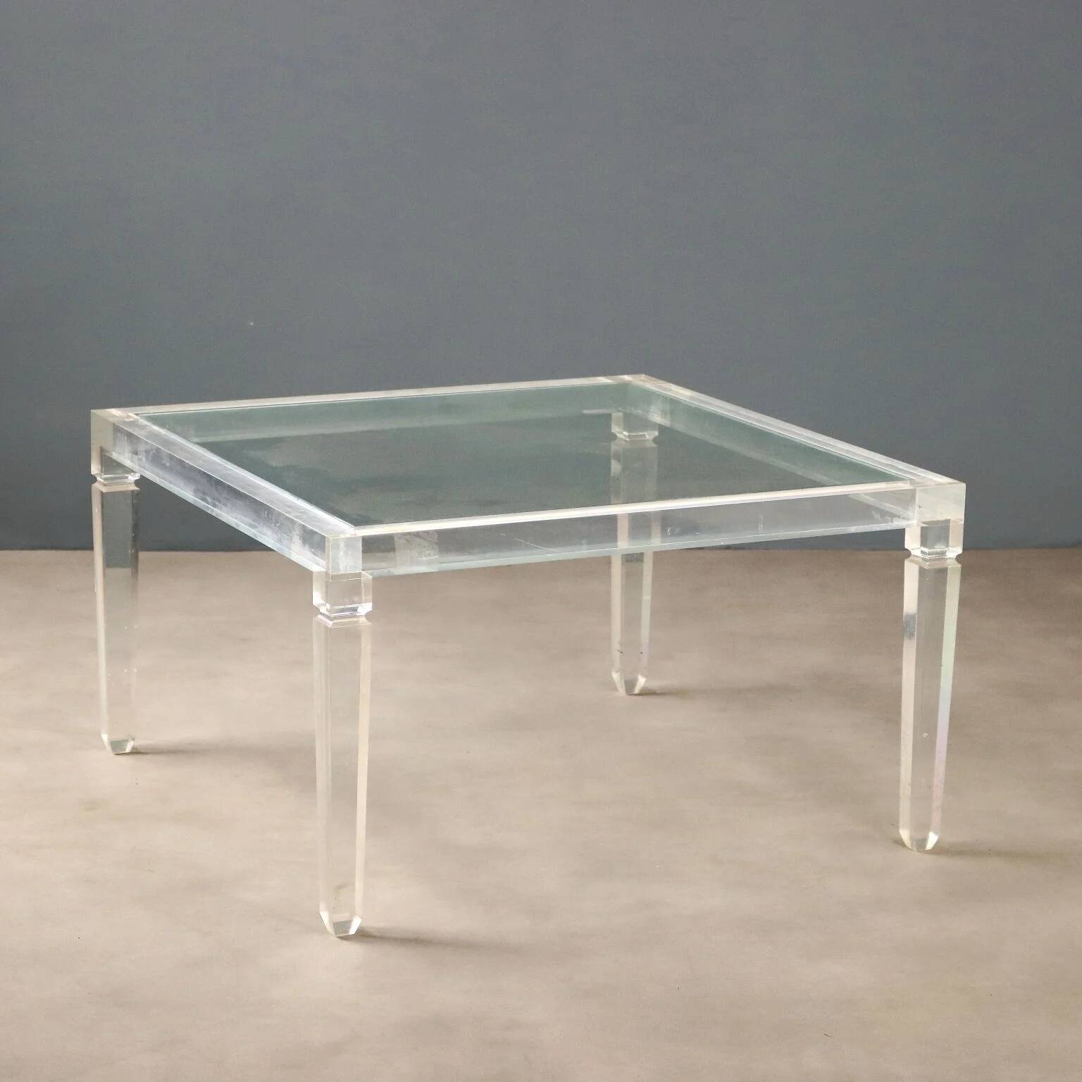 Table basse en plexiglas