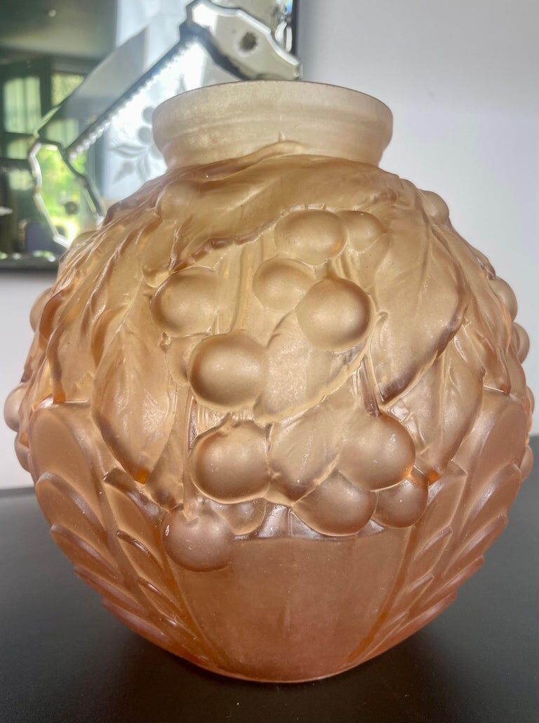 French Art Deco ball vase in orange-pink frosted molded glass - 1930 France