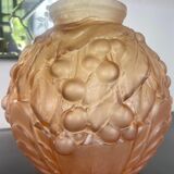Vase à boules Art Déco français en verre moulé givré rose orangé - 1930 France