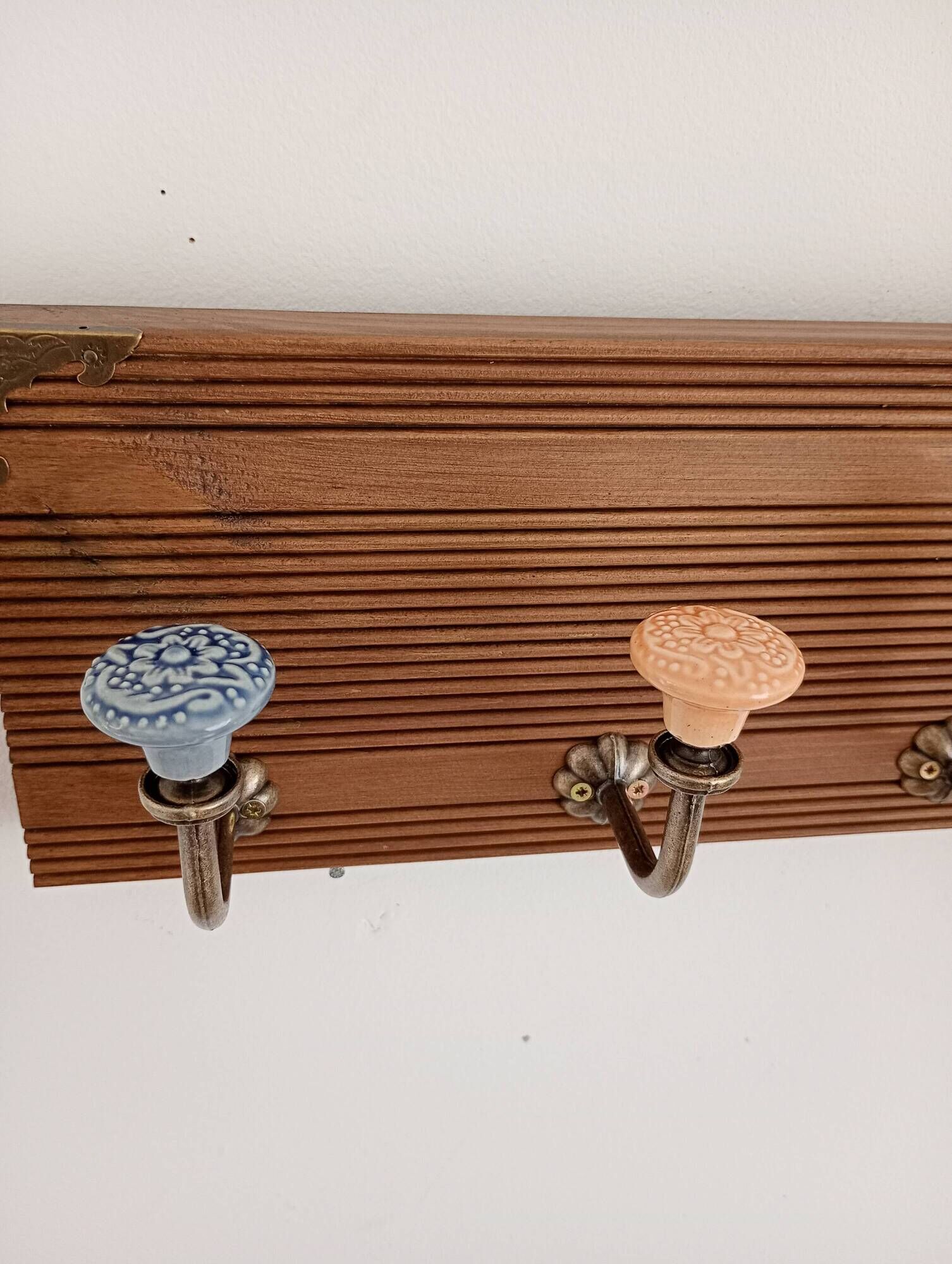 Wall-mounted coat rack – 4 multicoloured ceramic hooks in vintage style