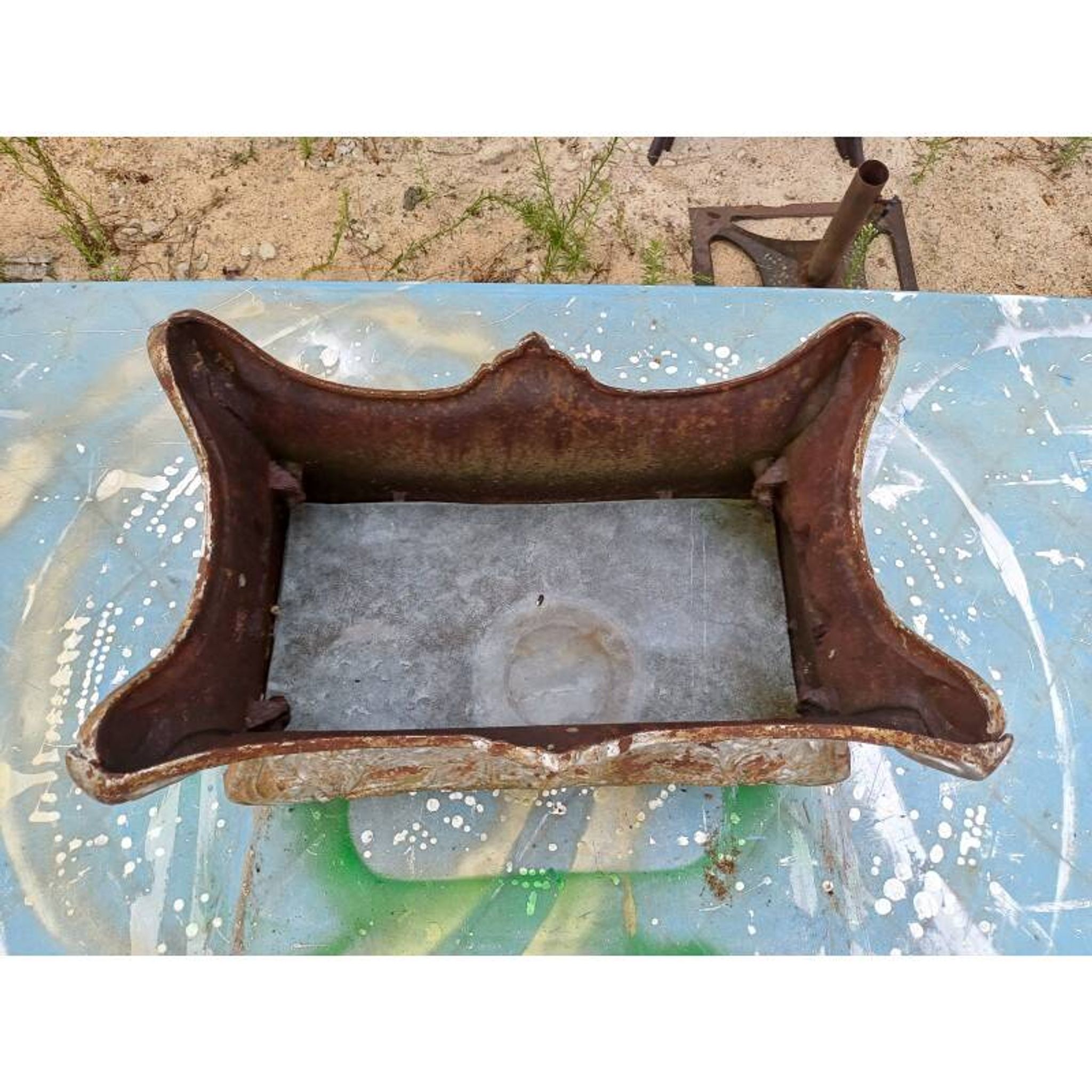 1 cast iron planter from 1900 from Charleville - Mézières