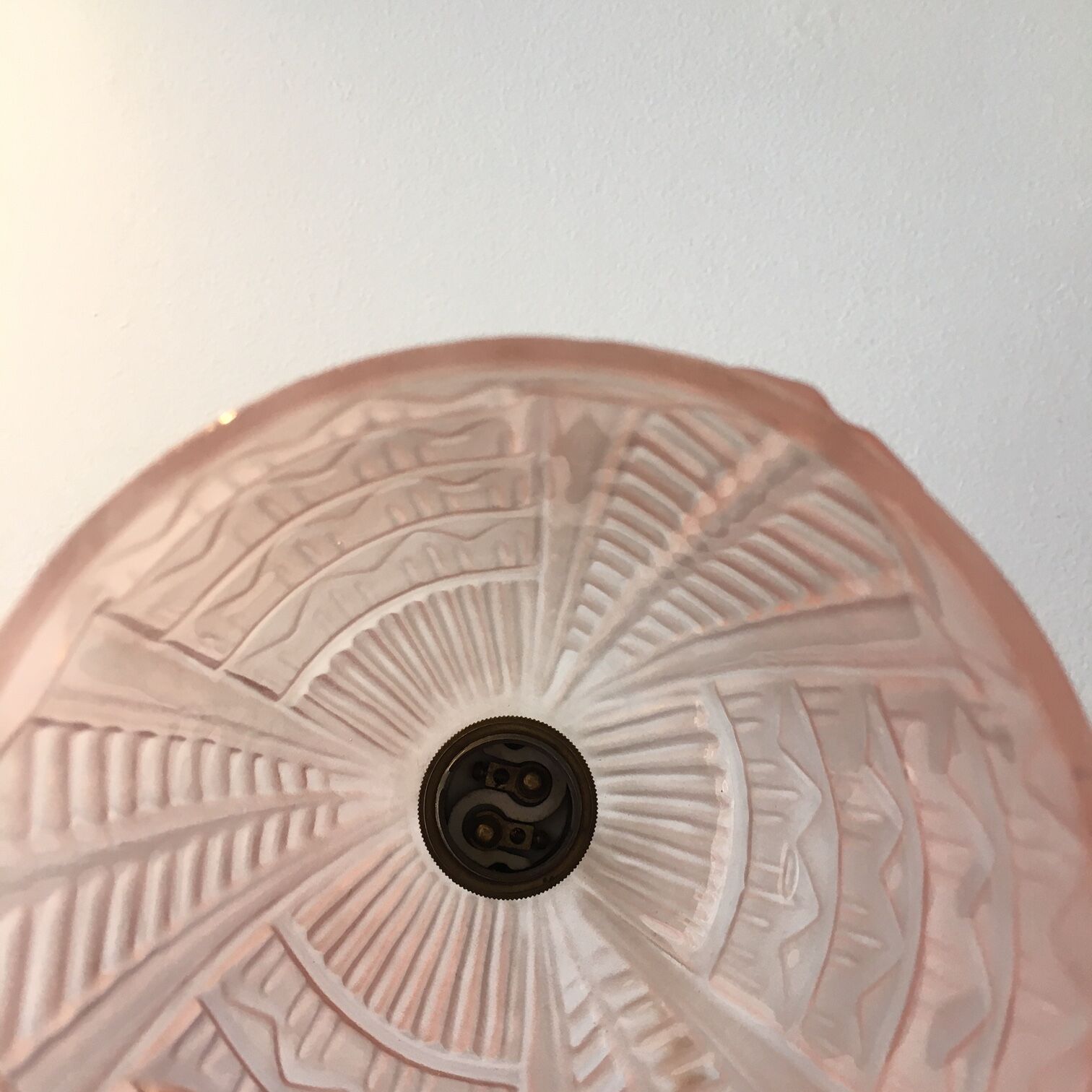 Art Deco suspension in pink moulded glass