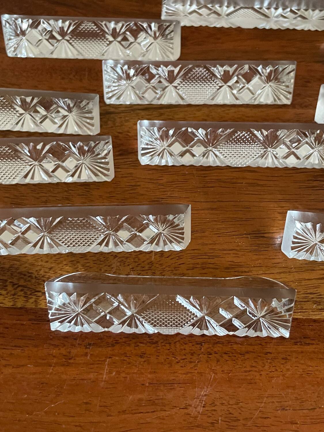 12 portes couteaux en verre taillé