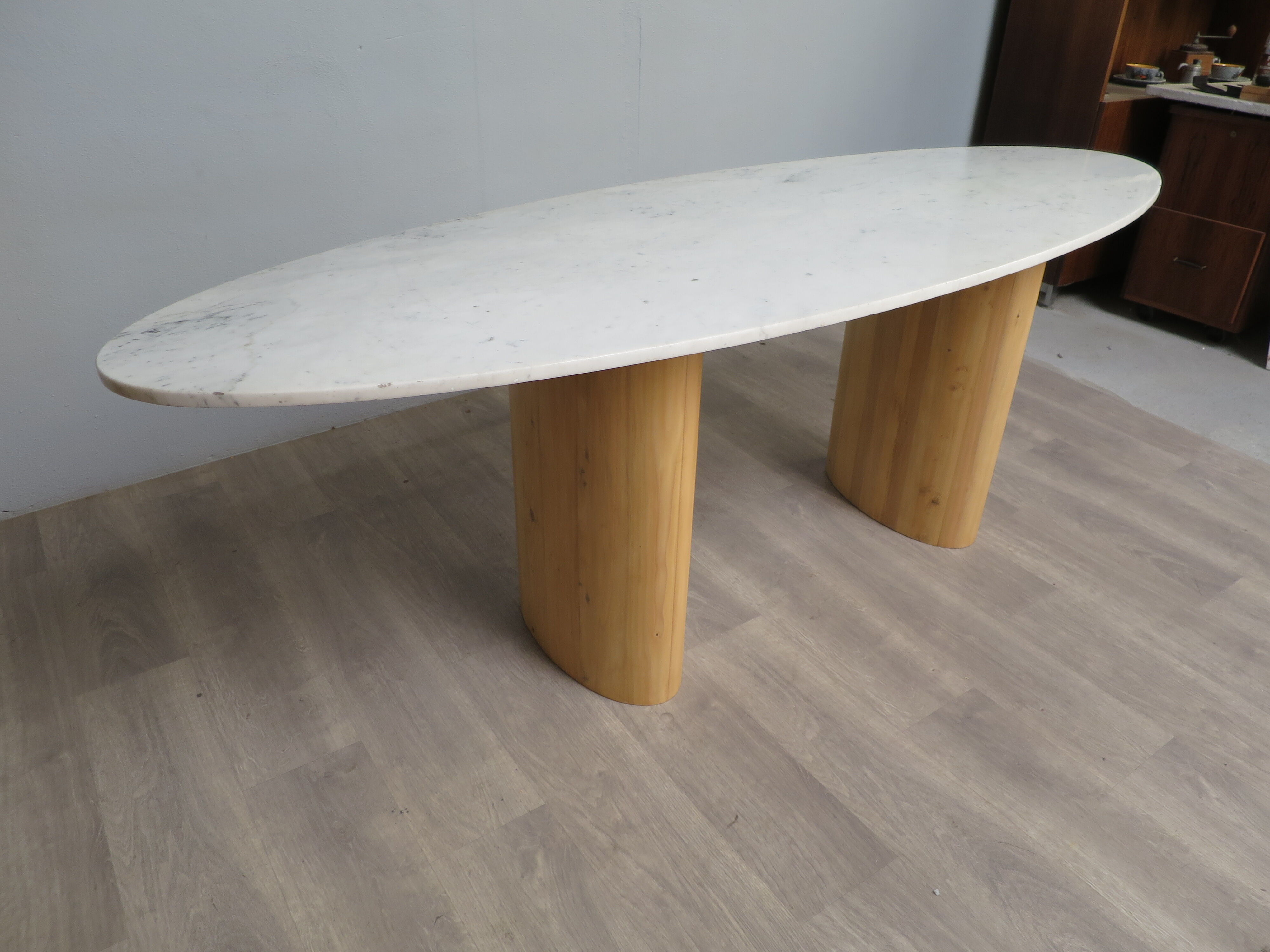 Oval table in Carrara marble and wood