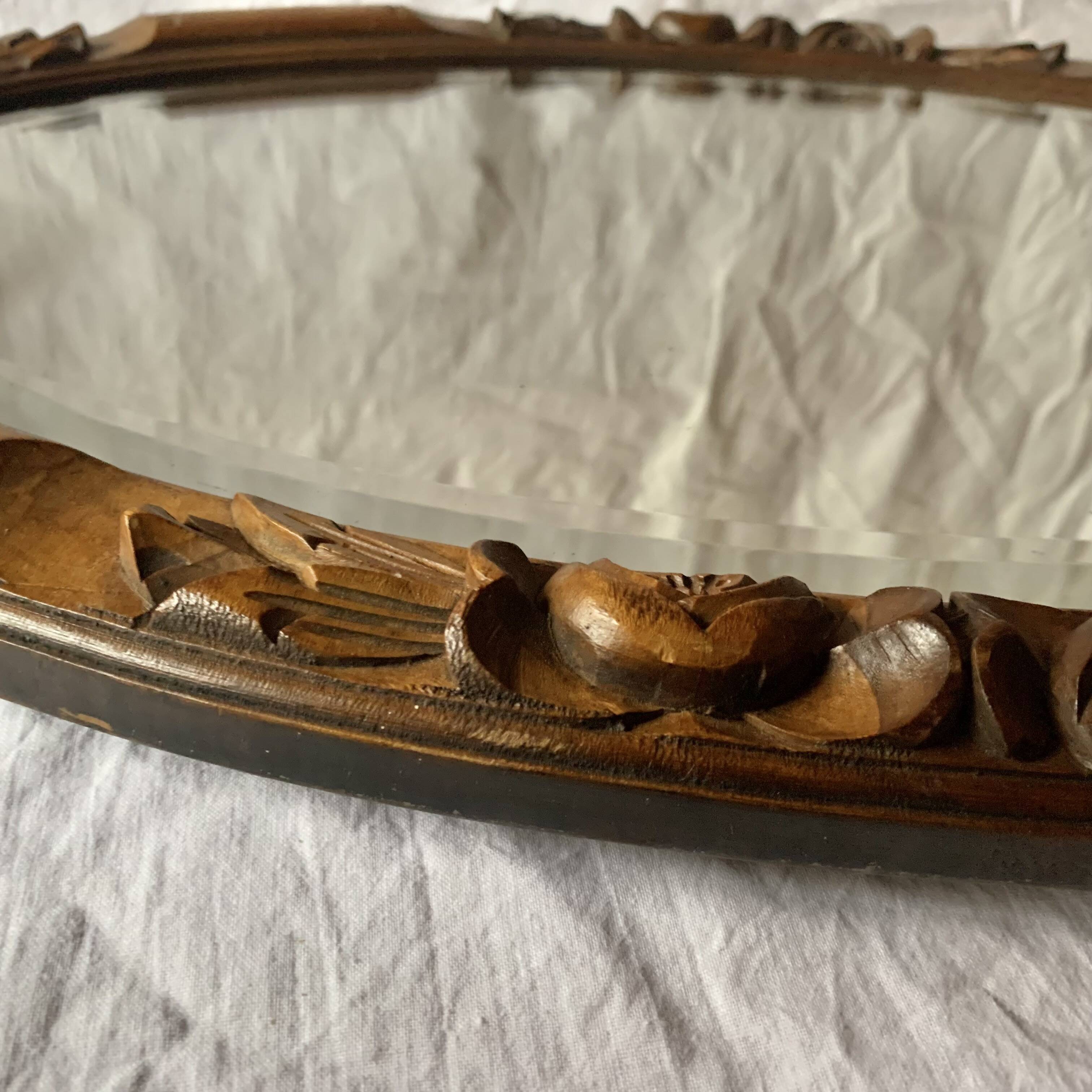 Ancien miroir ovale biseauté en bois sculpté - 69 cm