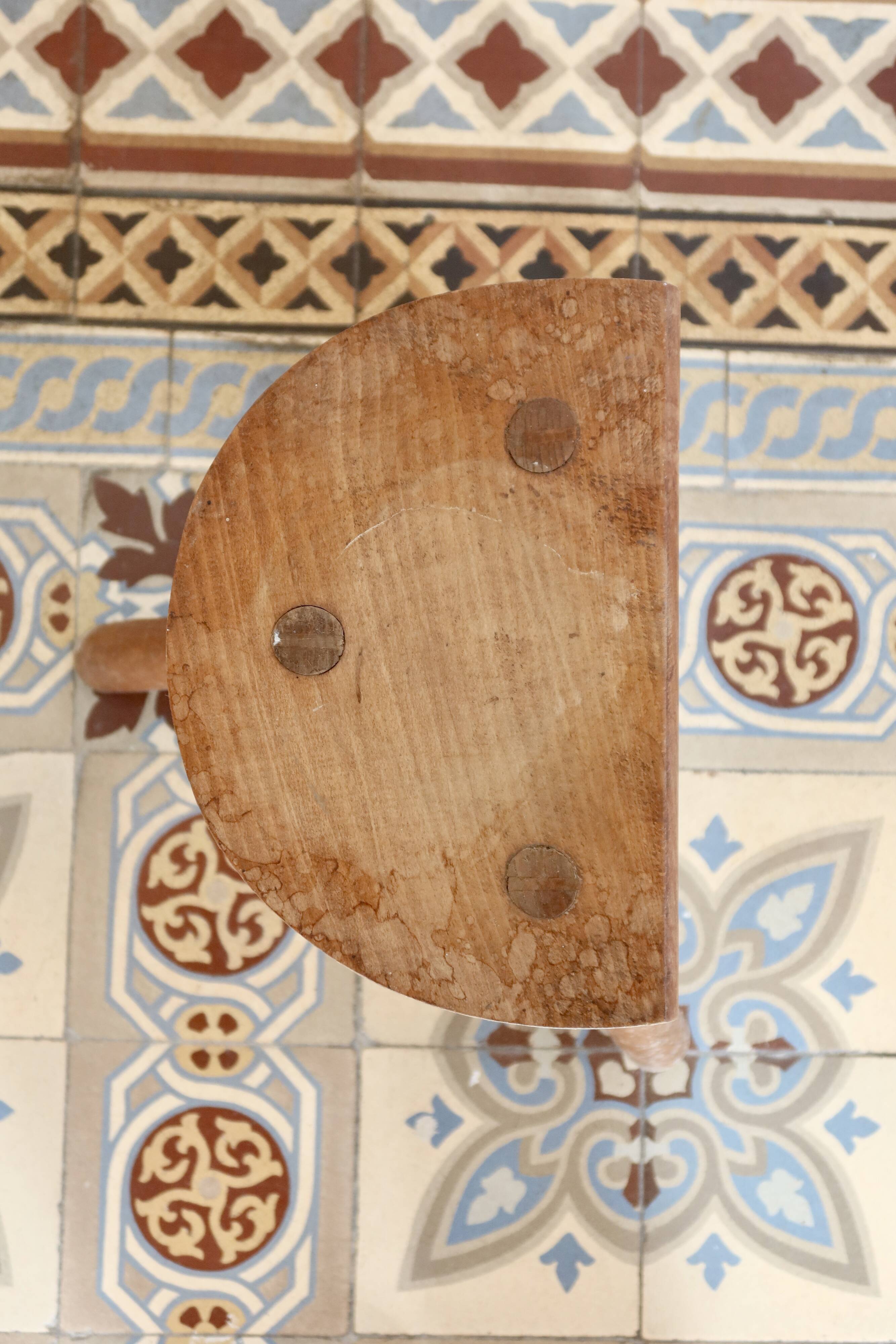 Tabouret tripode ancien en bois – assise demi-lune rustique