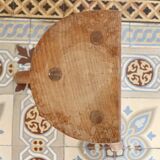 Tabouret tripode ancien en bois – assise demi-lune rustique