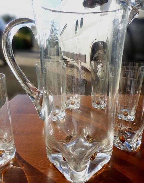 Very chic service including a pitcher and 6 tall glasses for orangeade