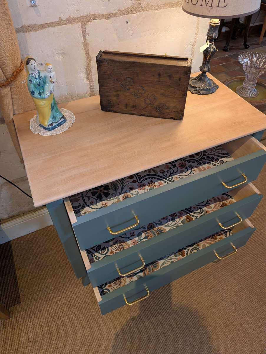 Vintage chest of drawers