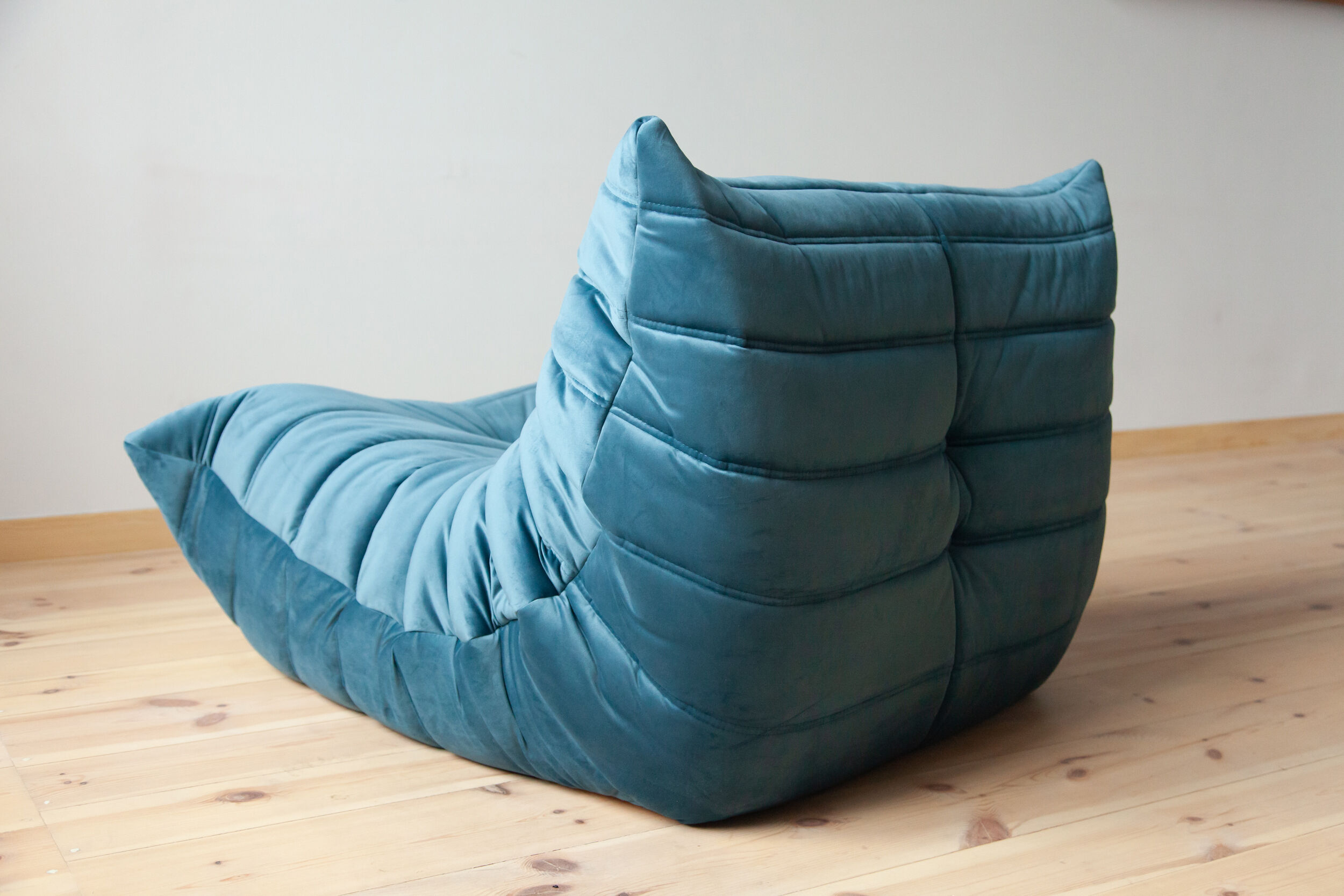 Canapé 2 places et fauteuil  Togo modèle dessiné par Michel Ducaroy 1973. Modèle authentifié par nos experts sur la base des photographies qui ont été transmises par nos vendeurs