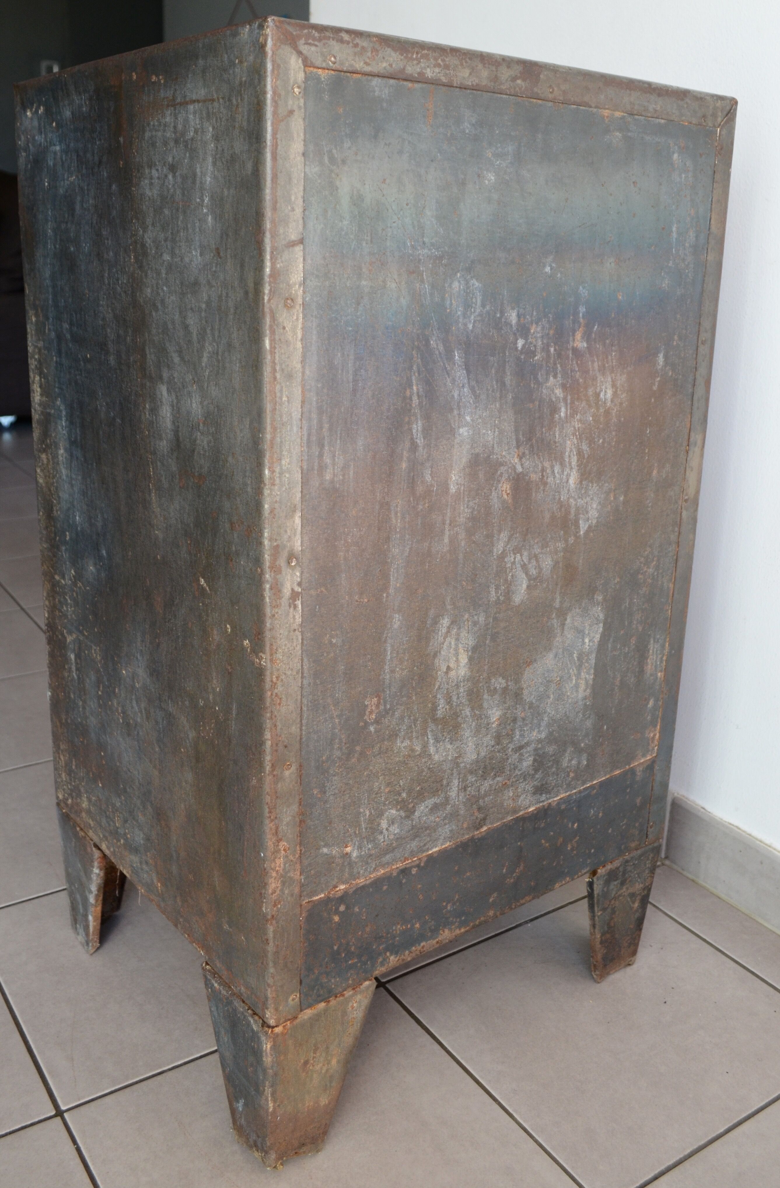 Ancien meuble glacière en zinc