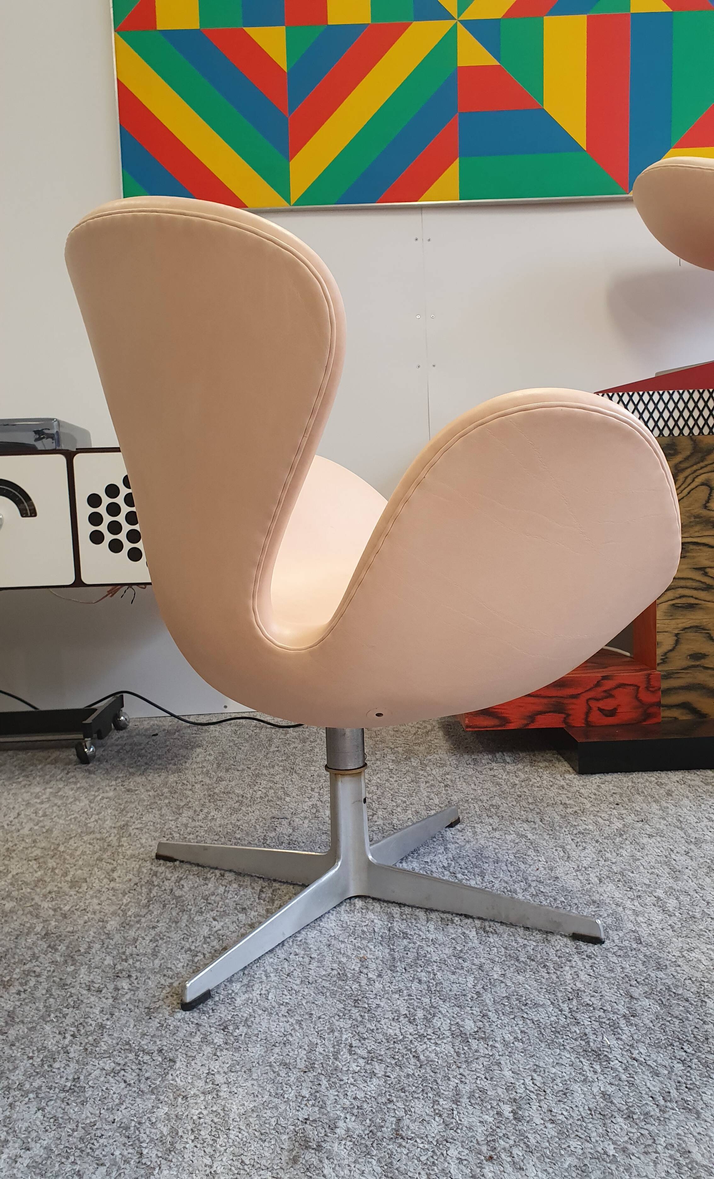 Arne Jacobsen natural leather swan chair by Fritz Hansen