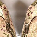 Paire de bergères en bois doré garnies de soie à motifs de fleurs, art déco d’inspiration Louis XVI