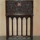 Cabinet espagnol sculpté 18ème siècle avec rangement caché