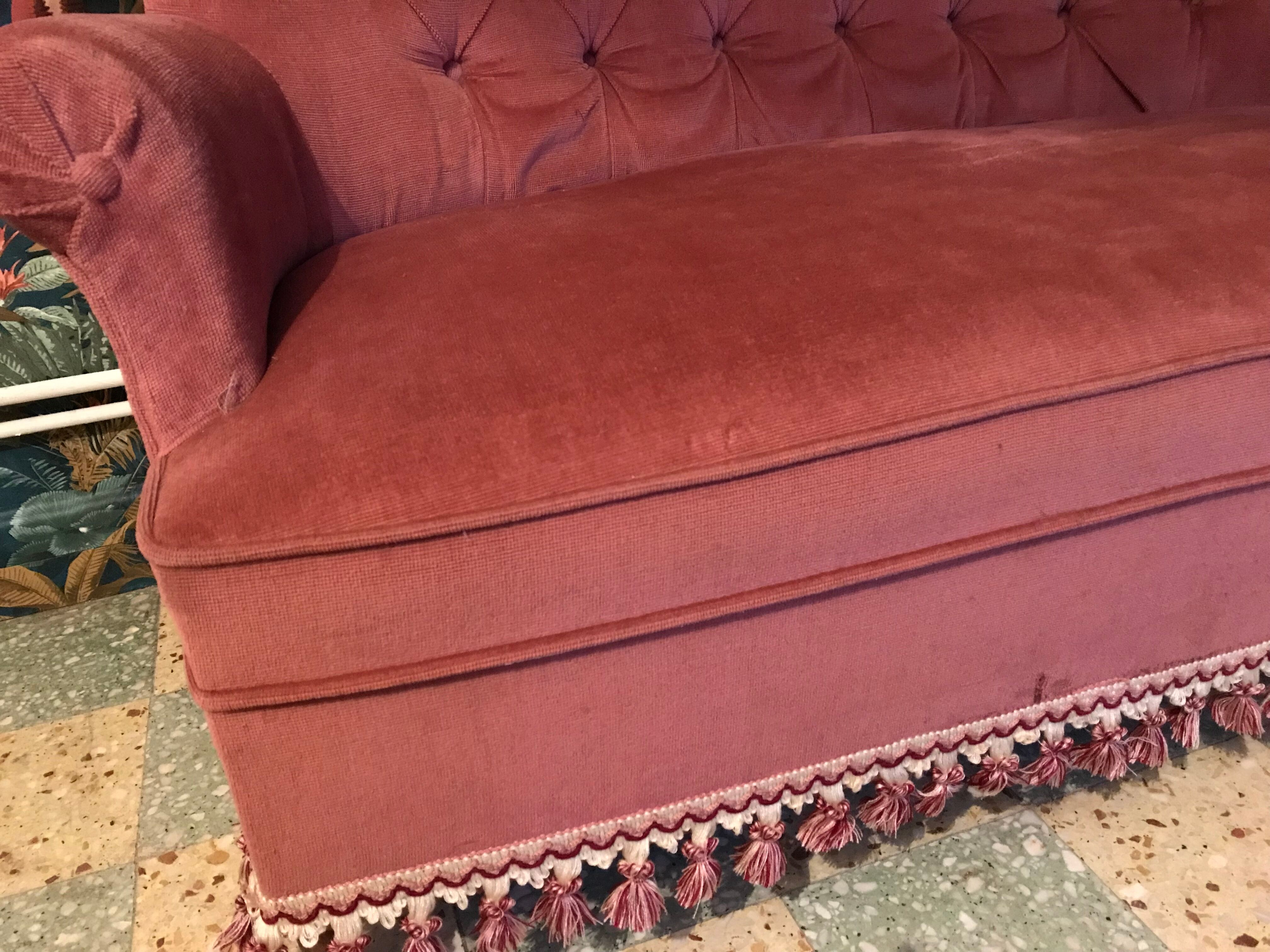Sofa padded in old pink velvet