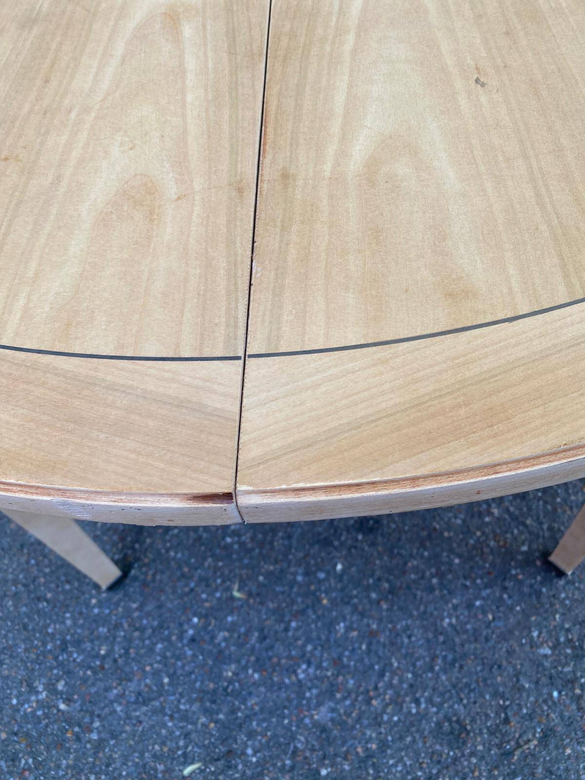 Table ronde extensible style Directoire rénovée en bois clair  avec 2 rallo